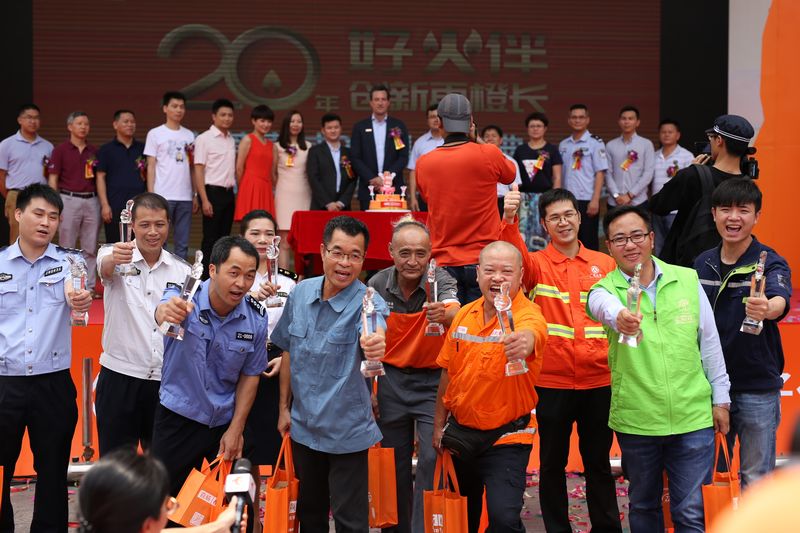 07-林华海(第一排左二)获得由东莞广播电视台民生新闻栏目《今日莞事》主办的点赞“身边好伙伴”活动中“十佳好伙伴”的称号.jpg 07-林华海(第一排左二)获得由东莞广播电视台民生新闻栏目《今日莞事》主办的点赞“身边好伙伴”活动中“十佳好伙伴”的称号.jpg