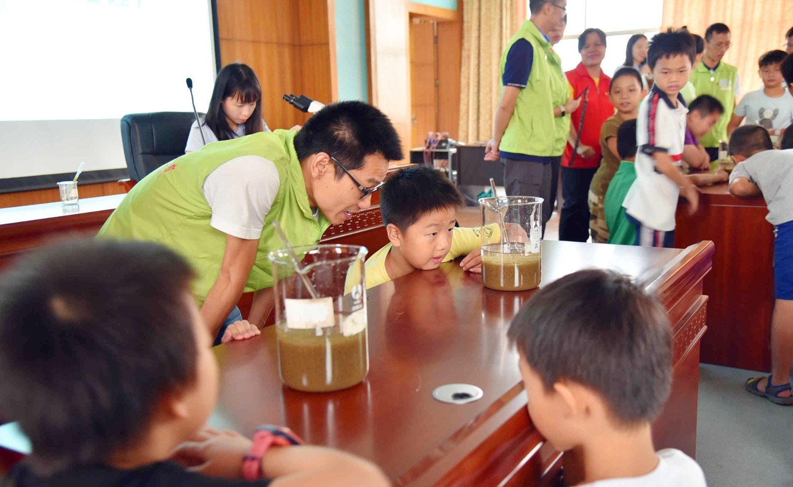 03-活动现场开展“污水小实验”,让市民直观感受生产工艺.jpg 03-活动现场开展“污水小实验”,让市民直观感受生产工艺.jpg