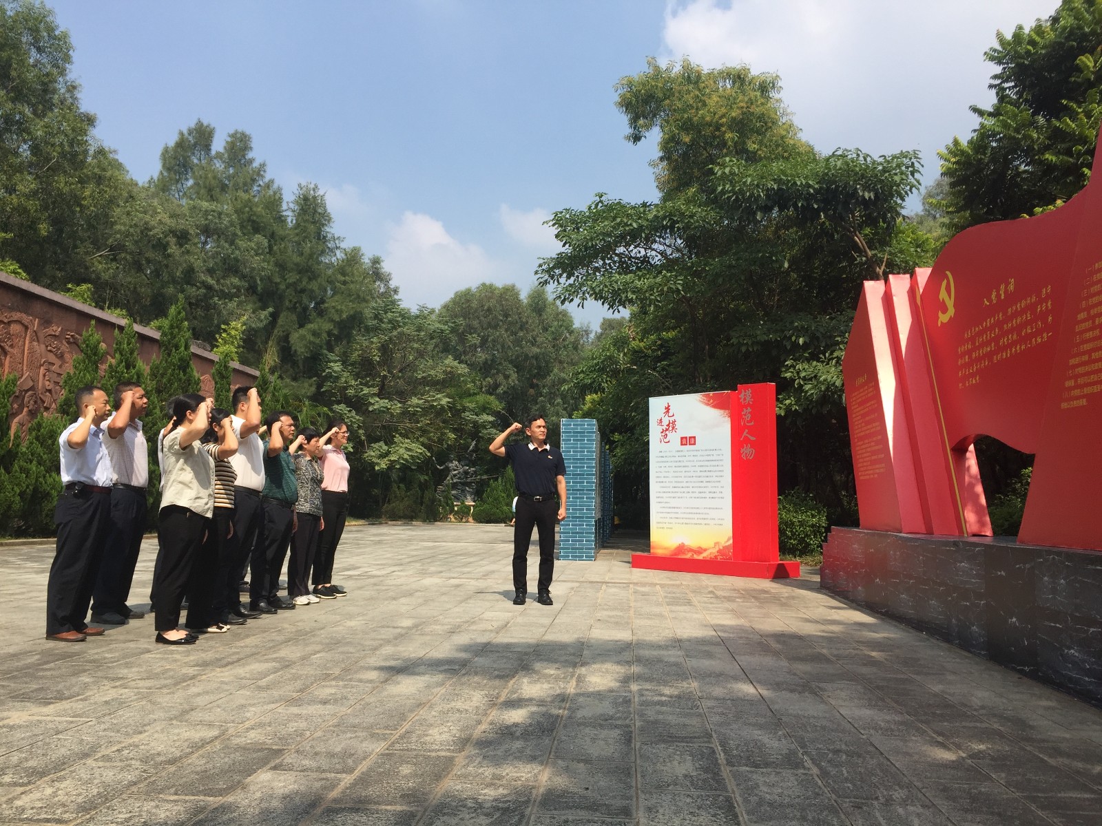 06-水务工程公司党支部到榴花公园英雄广场重温入党誓词，接受革命现场教育.JPG