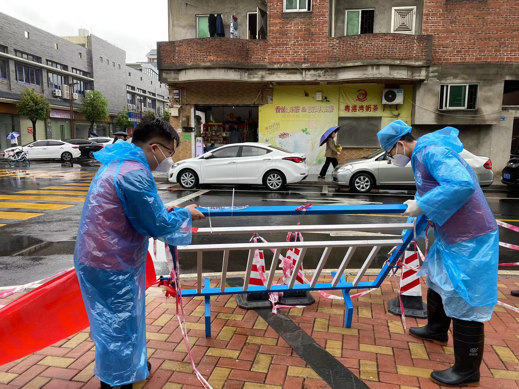 09-党员帮忙架起管控设施.jpg 09-党员帮忙架起管控设施.jpg