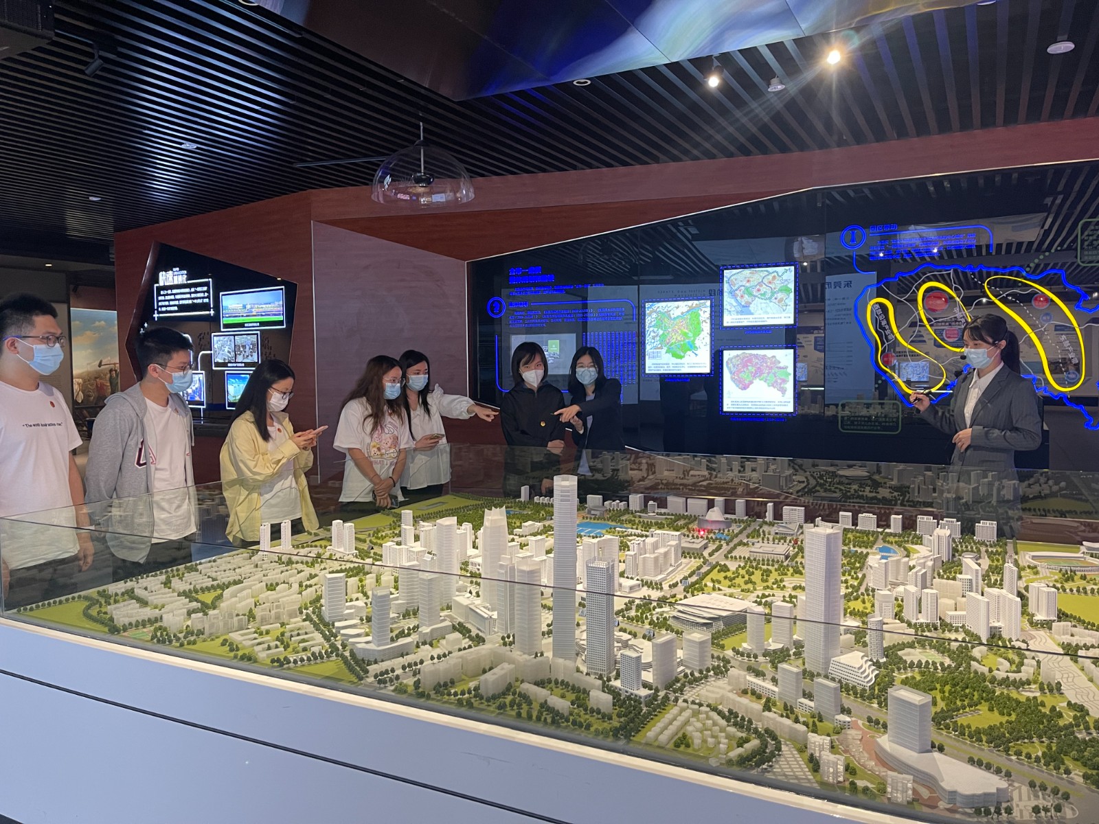 图6:恒业公司团员参观东莞市规划展览馆展览.jpg 图6:恒业公司团员参观东莞市规划展览馆展览.jpg