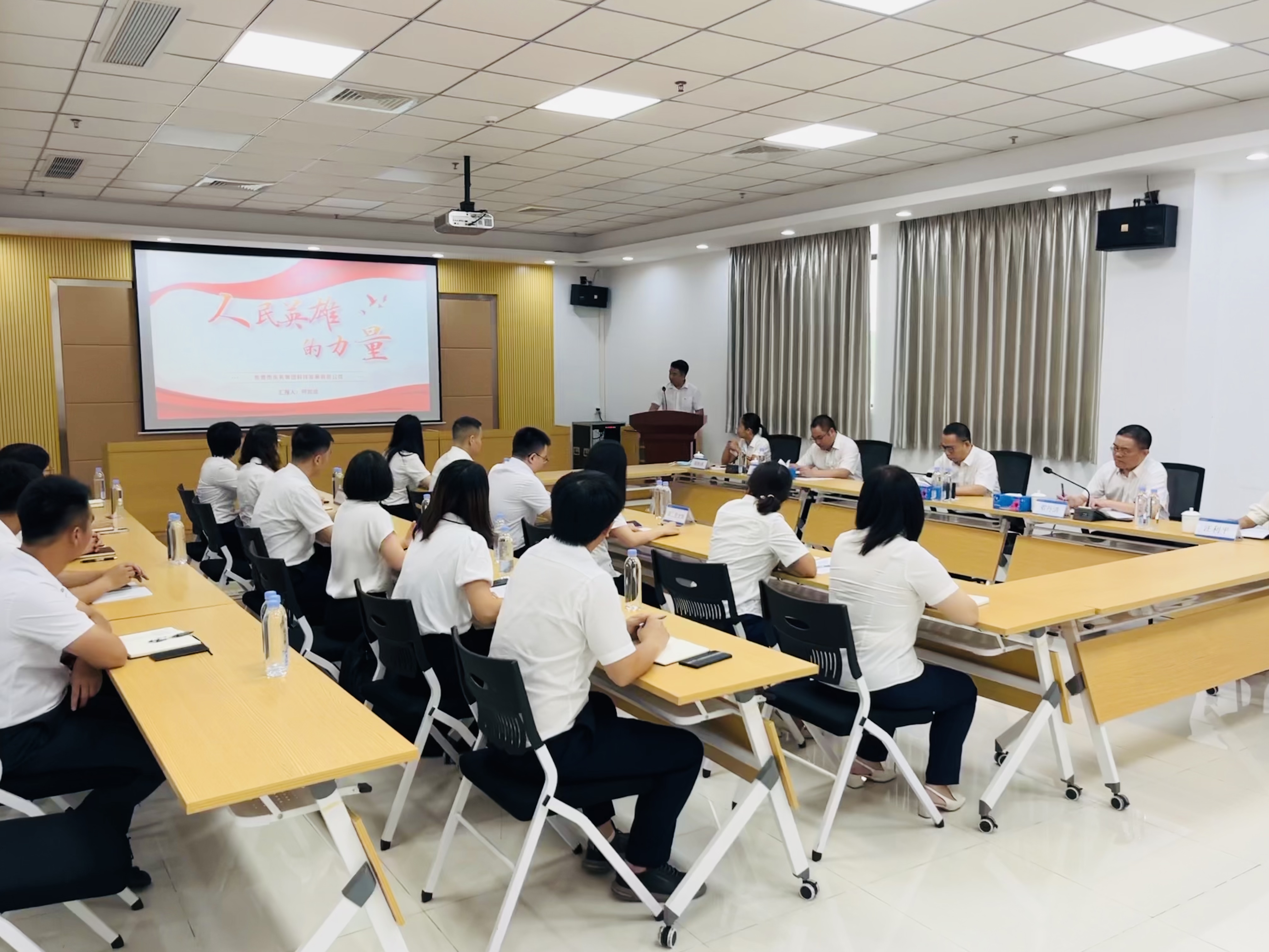 三、专题学些科技公司（何加成） (2).jpg