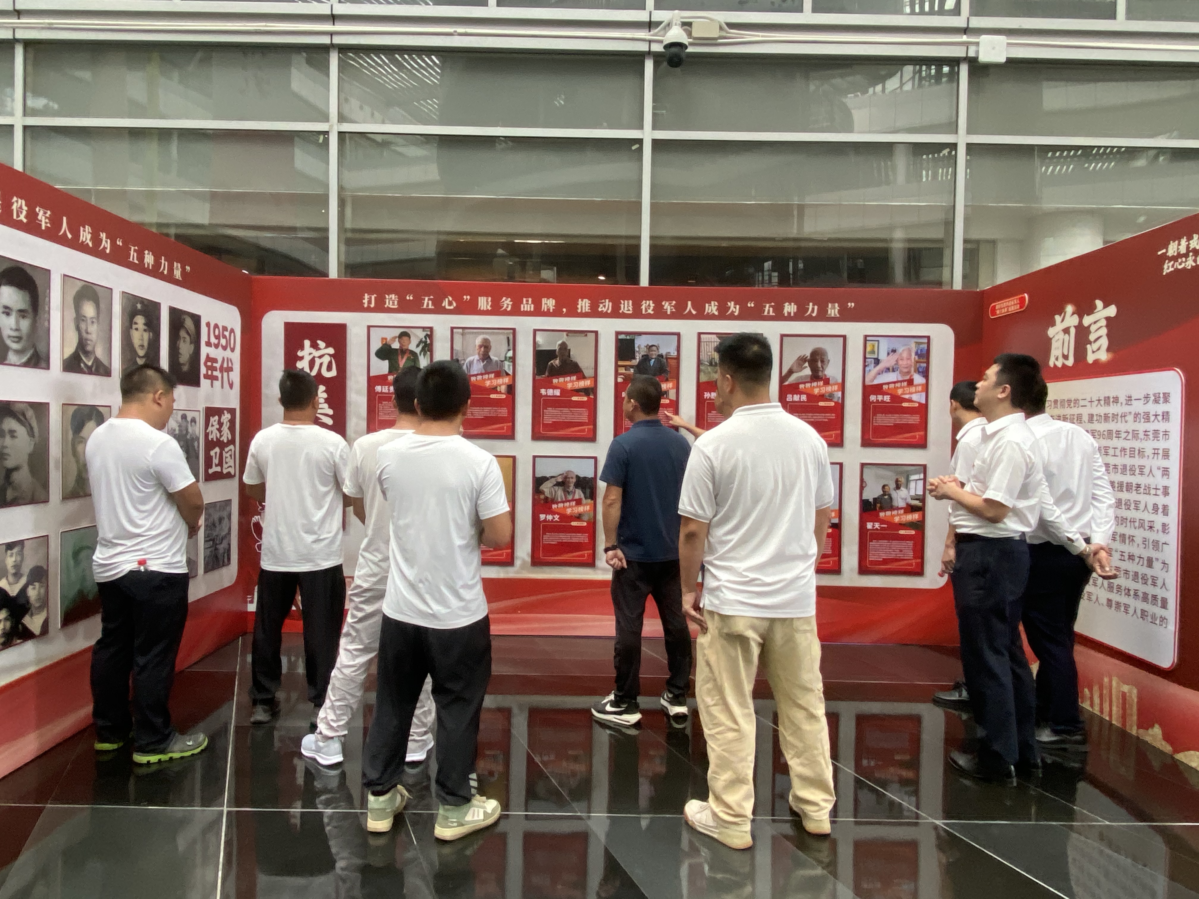 退役军人参观巡展并进行交流 (2).jpg 退役军人参观巡展并进行交流 (2).jpg