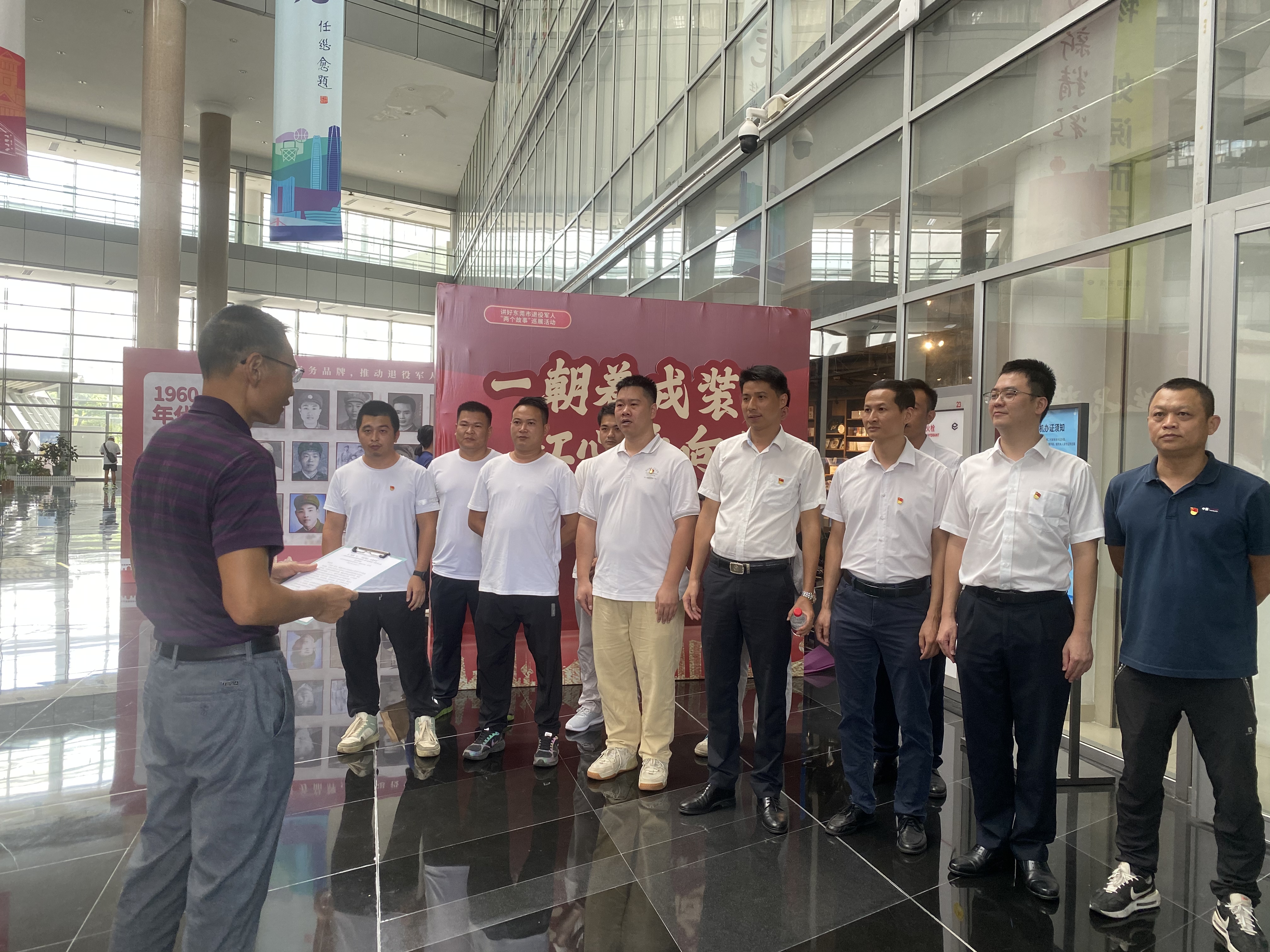 翟炽强党委副书记对退役军人进行慰问.jpg 翟炽强党委副书记对退役军人进行慰问.jpg