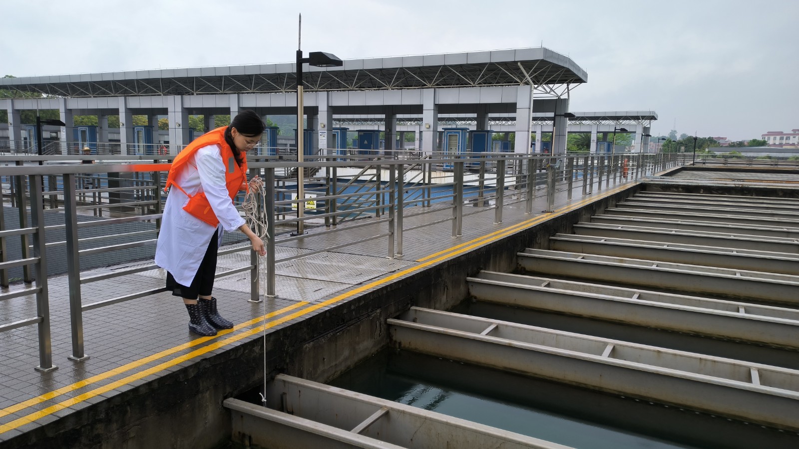 水务集团第六水厂水质化验员对平流池水质进行取样检测_副本.jpg 水务集团第六水厂水质化验员对平流池水质进行取样检测_副本.jpg