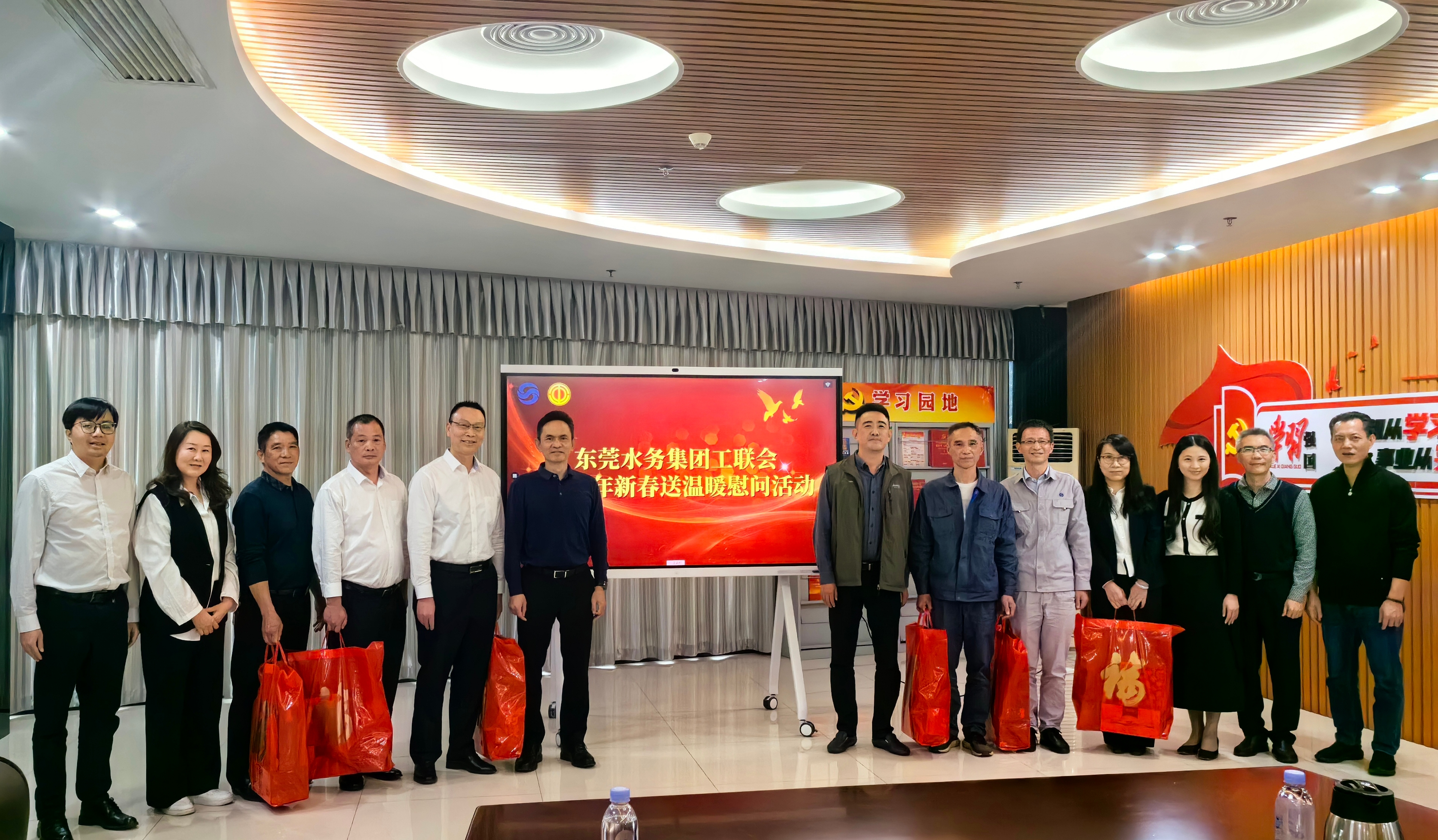 慰问劳动模范1.jpg 慰问劳动模范1.jpg