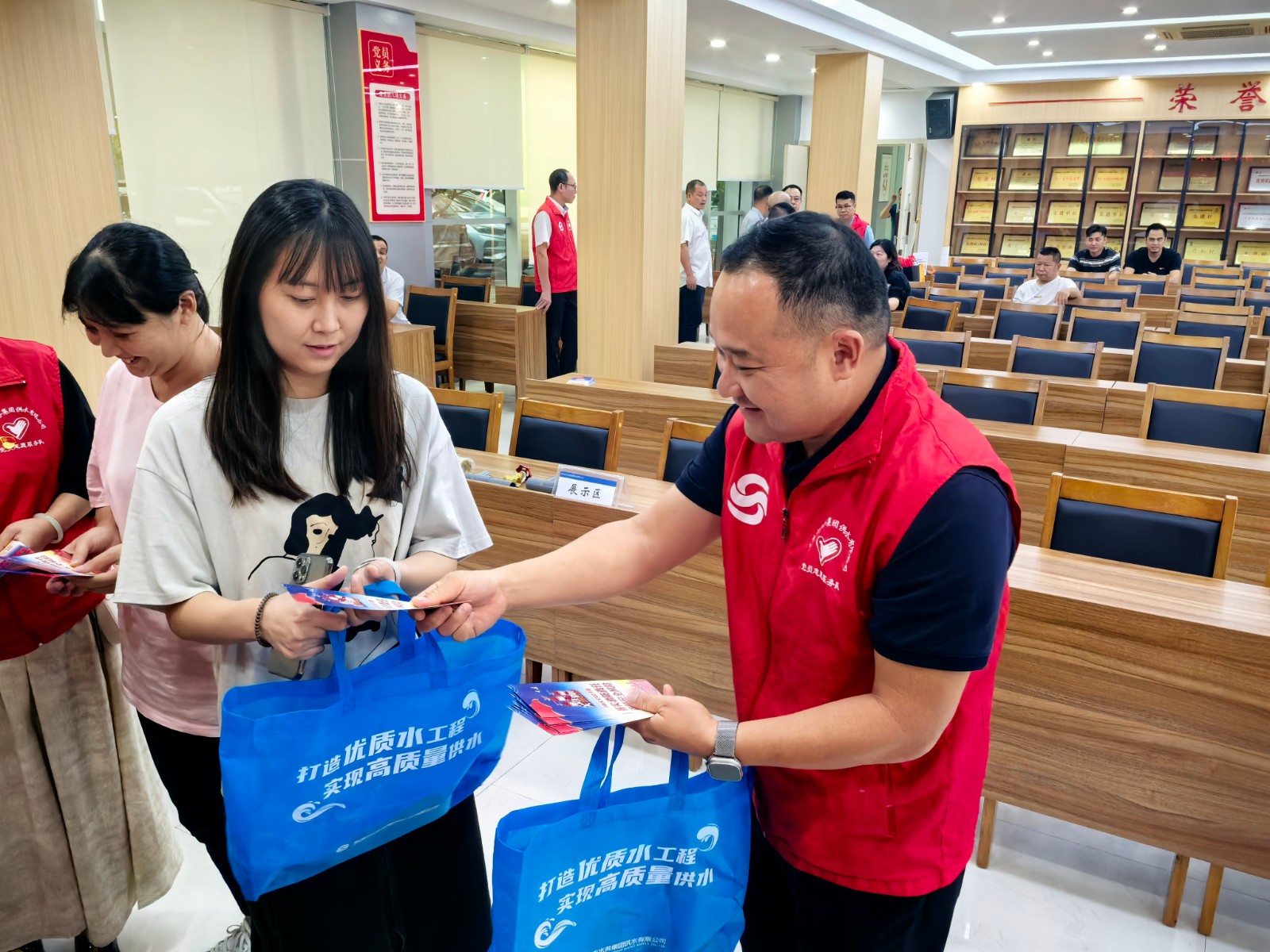 开展线下入户消防提示活动 (2).jpg