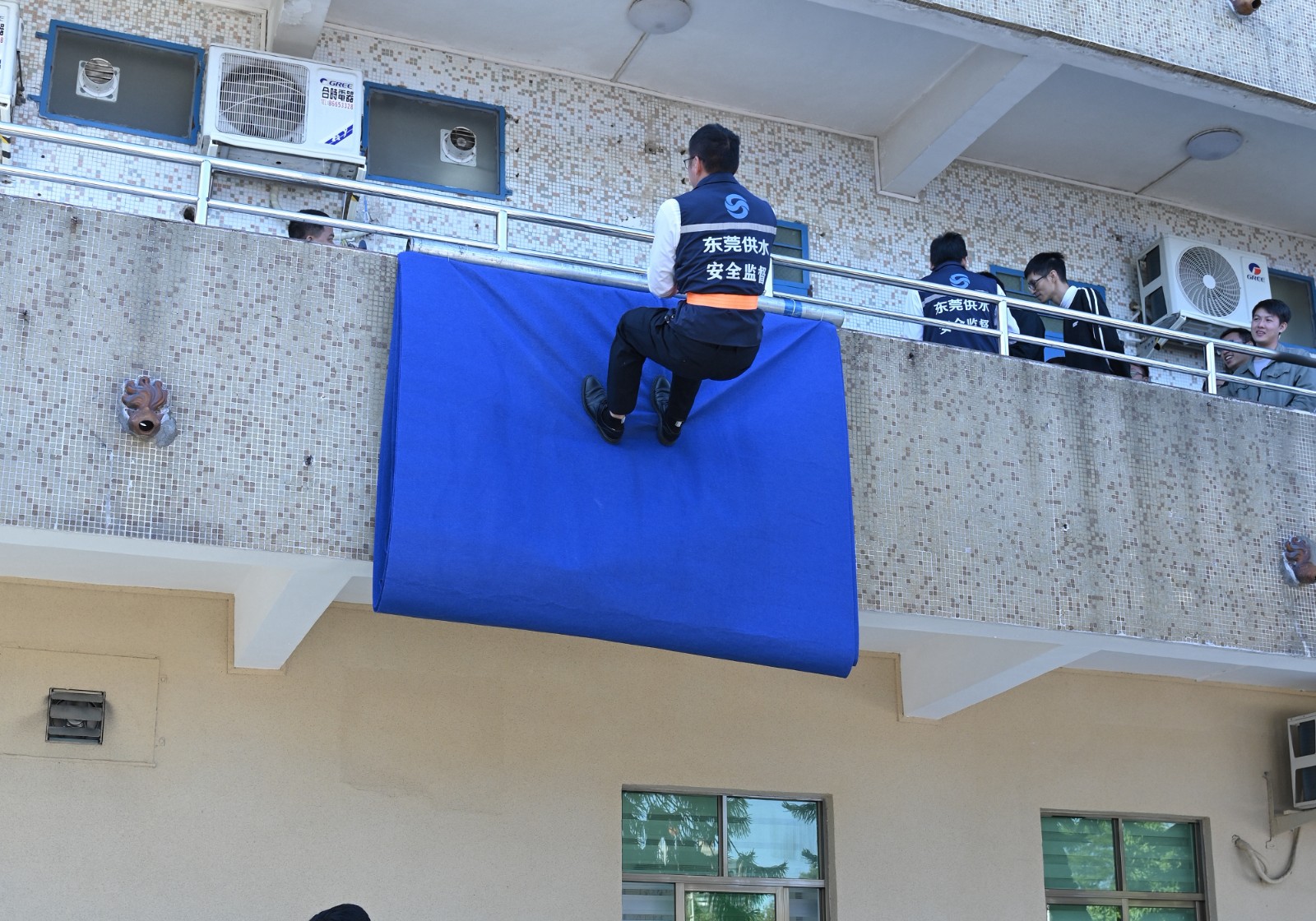 开展消防月游园活动 (2).JPG