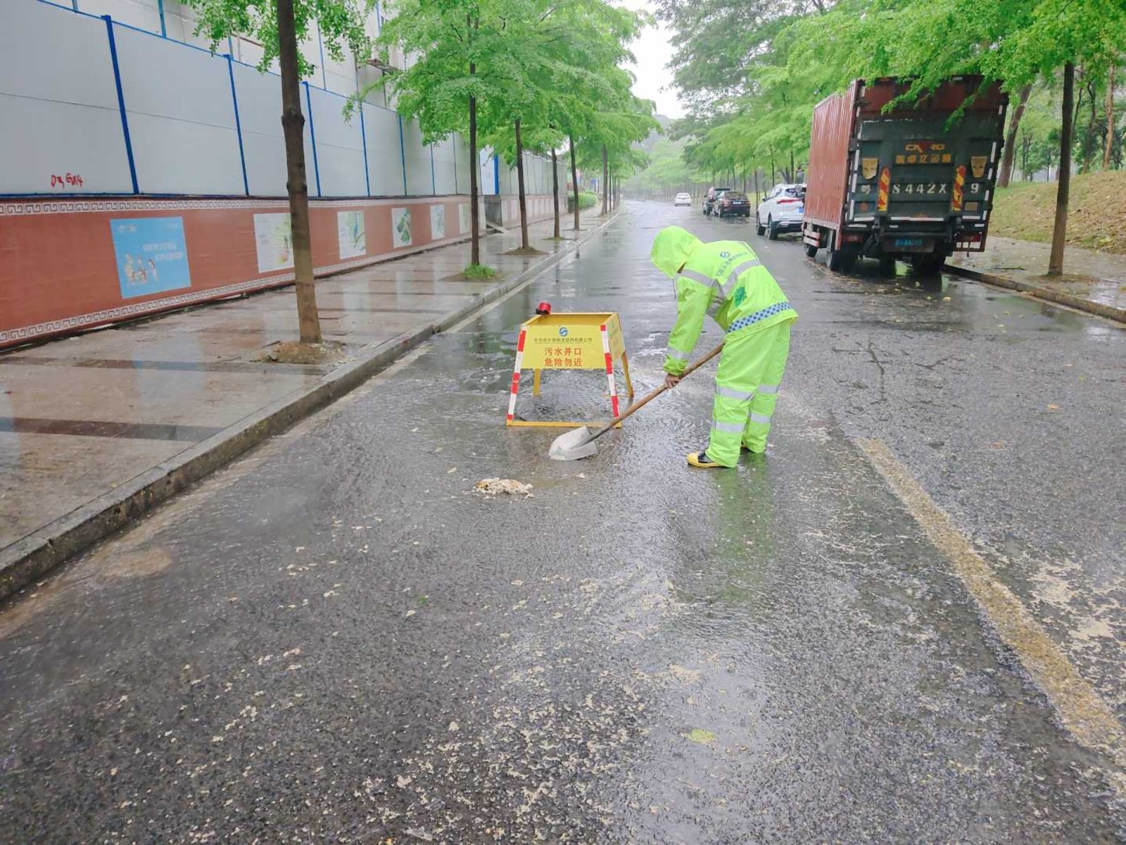 第二分公司运营工作部松山湖片区小组组员正进行垃圾清理.jpg 第二分公司运营工作部松山湖片区小组组员正进行垃圾清理.jpg