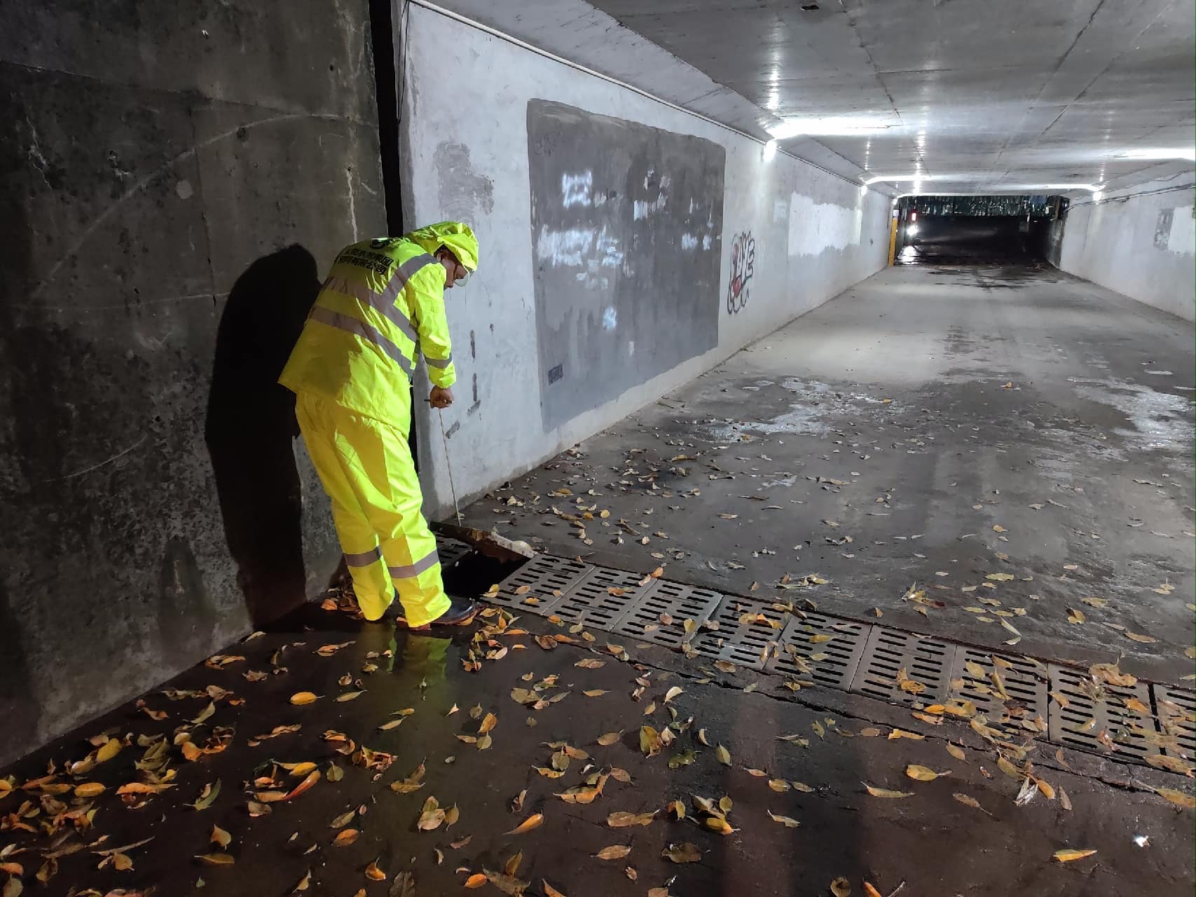 第四分公司运营工作部雨水清疏小组组员清扫树叶垃圾.jpg 第四分公司运营工作部雨水清疏小组组员清扫树叶垃圾.jpg