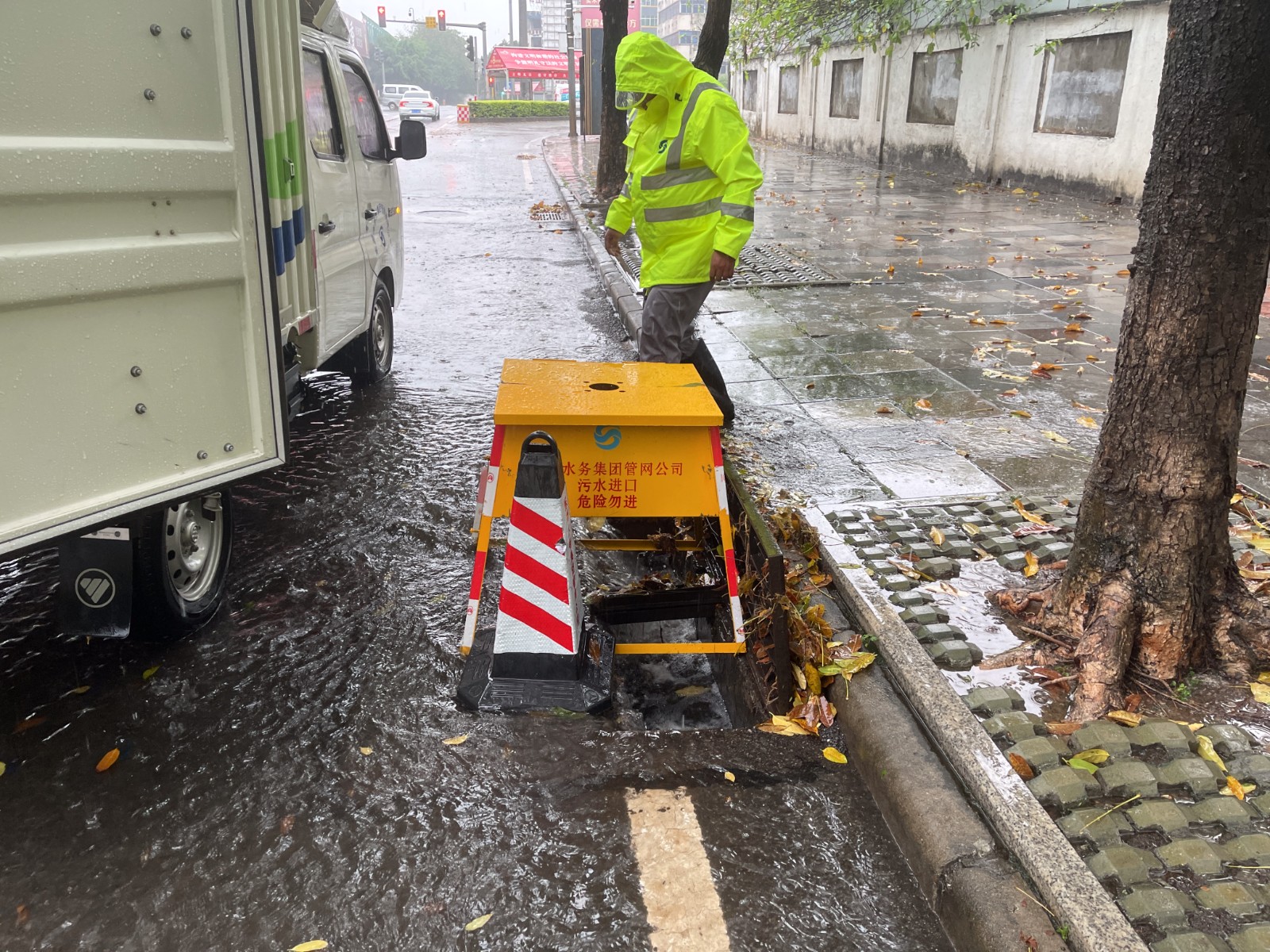 第一分公司运营工作部环城东路雨水运营小组设置雨水箅警示架.jpg 第一分公司运营工作部环城东路雨水运营小组设置雨水箅警示架.jpg