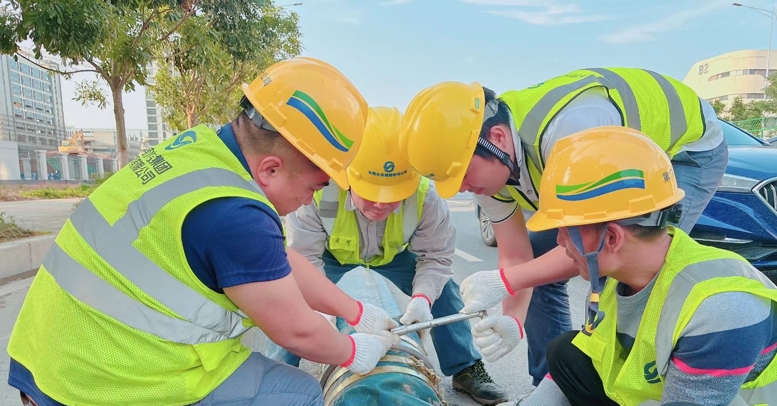 第六分公司应急导排队员正进行导排管拆卸.jpg 第六分公司应急导排队员正进行导排管拆卸.jpg