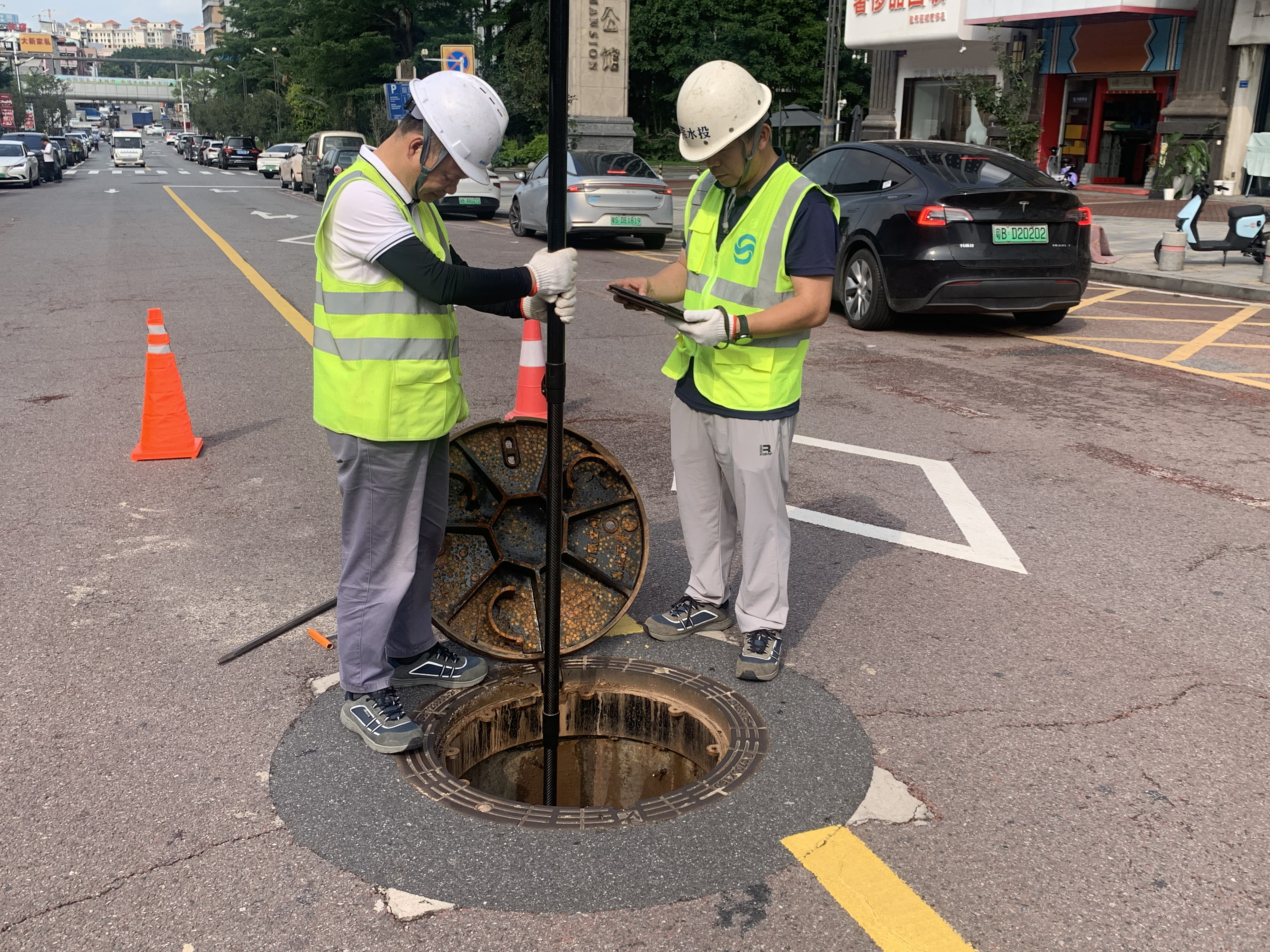 第一分公司运营工作部自主检测队伍进行污水管网QV检测.png