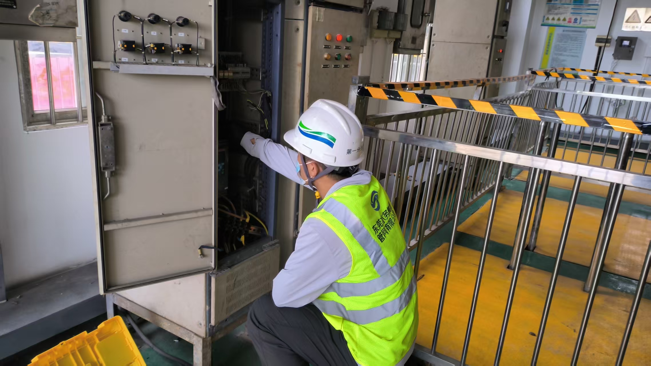 万江街道新谷涌地面泵站 检查1号软启动器.jpg