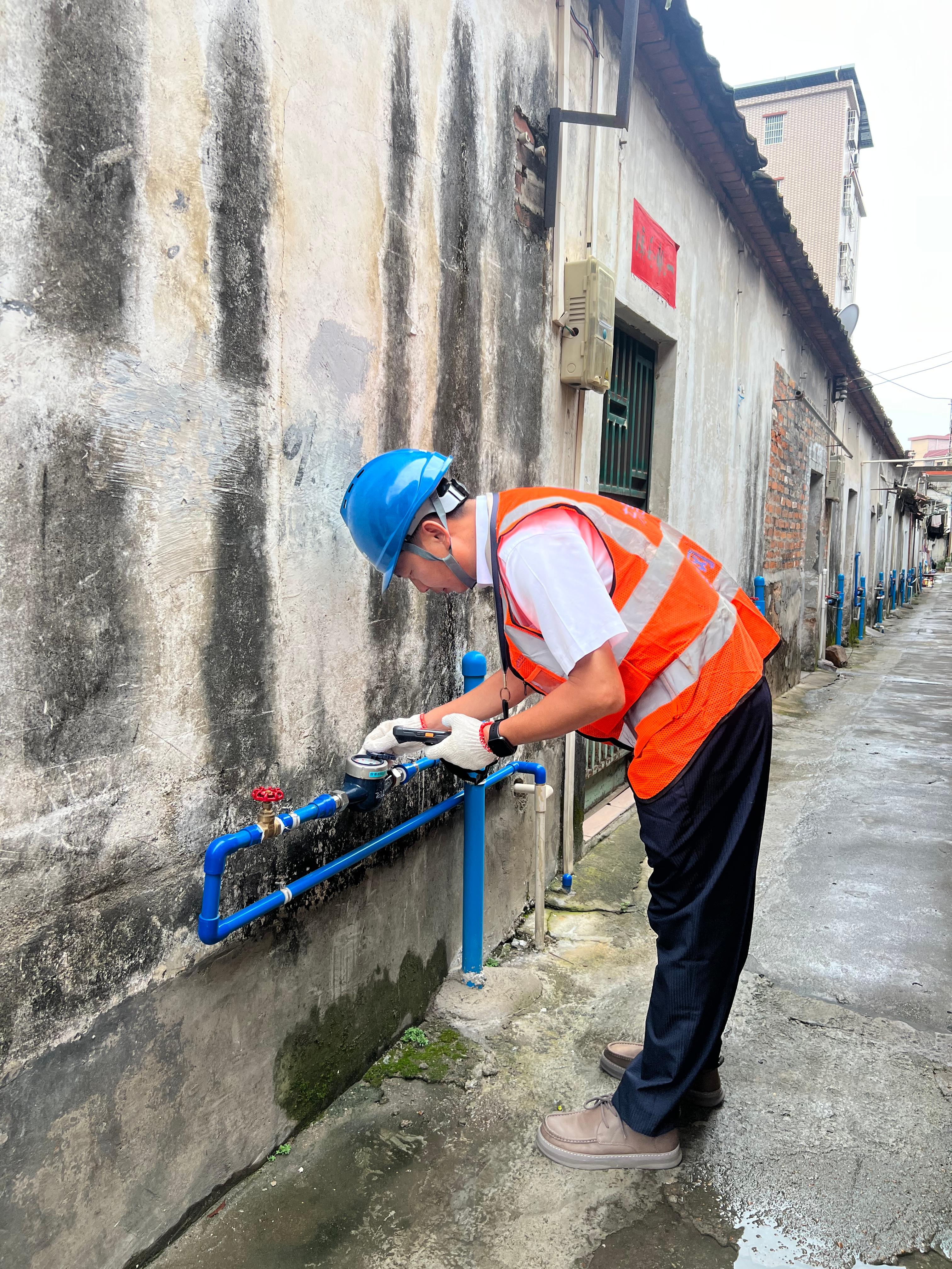 黄江---表务维护岗的同事依然坚守在工作岗位上,不惧酷暑,认真完成水表抄录工作.jpg 黄江---表务维护岗的同事依然坚守在工作岗位上,不惧酷暑,认真完成水表抄录工作.jpg